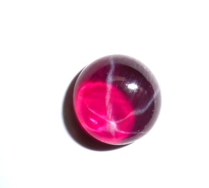 Rubis étoilé transparent rond 9x9 mm 5 carats, cabochon poli créé en laboratoire avec effet étoile à 6 branches pour la fabrication de bijoux - Product Image 2