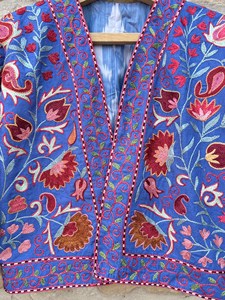 Chaqueta Suzani de Terciopelo Azul Bohemio Bordada para Mujer, Patrón Floral, Cuello en V, Manga Larga, Hecha a Mano, Ropa de Abrigo de Invierno - Product Image 3