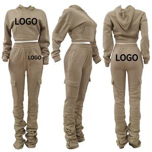 Conjunto de dos piezas para mujer 2026: Sudadera corta con logo personalizado y pantalones cargo apilados de estilo plano para invierno - Product Image 1