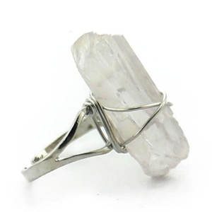 Bague artisanale en sélénite brute blanche, ajustable, en fil d'argent, bijou de guérison en pierre précieuse - Product Image 1