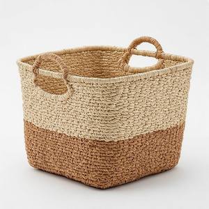 Panier décoratif en jonc de mer tressé, conçu pour un rangement élégant dans les salons, les chambres et les entrées. - Product Image 2