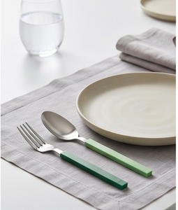 Juego de cubiertos de acero inoxidable con mangos verdes y naranjas, diseño minimalista reutilizable para uso en camping y en la mesa. - Product Image 4