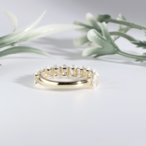 Anillo de compromiso y aniversario de lujo en oro amarillo con diamante ovalado cultivado en laboratorio, brillante, con engaste de media eternidad compartida. - Product Image 2