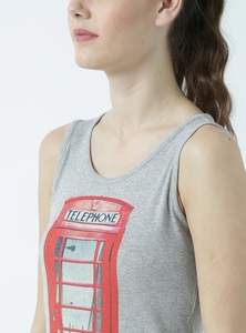 Camiseta sin mangas gris para mujer con estampado de cabina telefónica roja, cuello redondo, ropa informal - Product Image 3