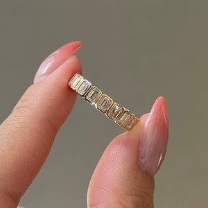 แหวนเพชรทรงเหลี่ยมมรกต 15 กะรัต ฝังขอบทองคำแท้ 14K สีเหลือง ดีไซน์แบบ Eternity - Product Image 4