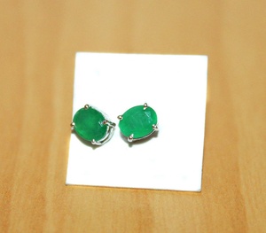 Vente en gros de boucles d'oreilles à clous ovales en émeraude naturelle en argent sterling 925, Memoria Jewels - Product Image 2
