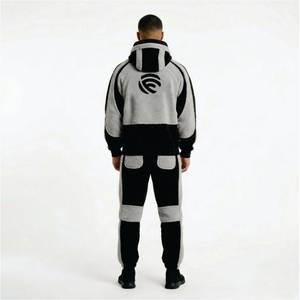 ชุดวอร์มหรูหราแบบหลายเนื้อผ้า – เสื้อฮู้ดดี้เทคโนโลยีพร้อมขอบเชอร์ปา และกางเกงจ็อกเกอร์ทรงเข้ารูปพร้อมลายเชนิลแบรนด์ดิ้ง - Product Image 2