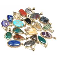 Breloques pendentifs artisanales tendance pour colliers et bijoux, parfaites comme cadeau, plaquées or, multicolores, en laiton et cristaux assortis