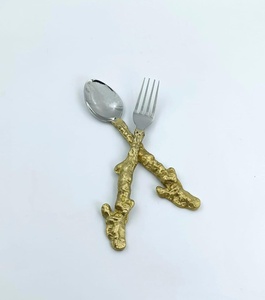 Ensemble de couverts modernes avec poignées en forme de branche dorée, finition miroir haute brillance, passe au lave-vaisselle, vaisselle de mariage - Product Image 3