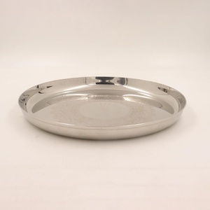 Bandeja Redonda Metálica de Almacenamiento con Diseño Clásico Grabado y Acabado Pulido para Uso en Mesa - Product Image 5