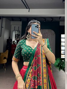 Conjunto de Lehenga Choli de Seda Elegante con Estampado y Borde Tejido con Zari, Lehenga con Dupatta de Seda, Ropa Étnica India - Product Image 6