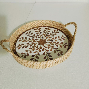 Magnifique plateau combiné en perles blanches et brunes et en rotin pour servir et ranger des collations/fruits/thé à la maison - Product Image 1