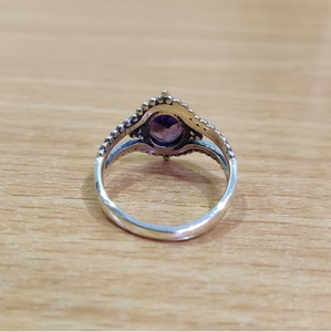 Bague de luxe en argent sterling 925 avec améthyste taille ovale et anneau fendu - Cadre perlé texturé fin, bijou de soirée cocktail - Product Image 4