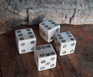 Dados de cuerno tallados a mano estilo romano antiguo – Diseño auténtico inspirado en la Roma/Vikingos / la mayoría de PERFECT ENTERPRISES - Product Image 1
