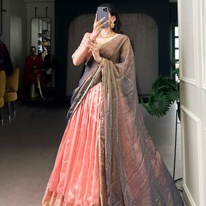 Lehenga Choli en soie Dupion royale avec broderie Zari et dupatta scintillante Zari |   Robe de mariée traditionnelle à volants de 4 mètres - Product Image 4