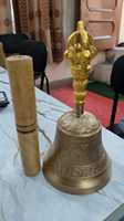Campana Tibetana Om Hecha a Mano en Latón con Acabado Pulido Brillante y Mango de Madera para Uso en Exteriores - Regalo de Diwali, Calidad Superior, Entrega Rápida