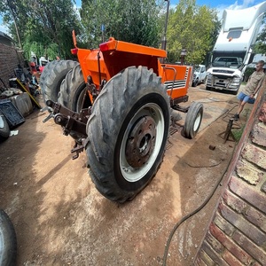 Tracteur puissant conçu pour une productivité maximale sur le terrain, avec une ingénierie de pointe qui garantit un fonctionnement fluide. - Product Image 4