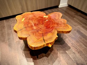 Mesa de centro de madera epoxi Golden Bloom con diseño de anillo de árbol Sunburst y borde natural, mesa de centro de cedro con diseño de flor de cedro y pétalos dorados - Product Image 6