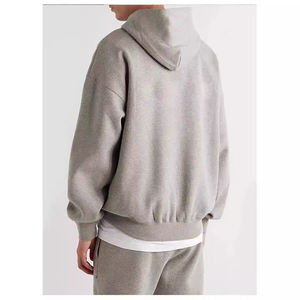 Sweat à capuche oversize en molleton de coton et polyester avec coupe décontractée, poches latérales et ourlet côtelé pour un style décontracté contemporain - Product Image 4