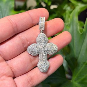 Colgante Religioso Unisex de Plata de Ley 925 con Moissanita VVS de Corte Brillante Redondo en Forma de Cruz - Product Image 4