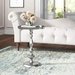 Mesa Auxiliar Minimalista de Metal Delgada con Marco Abierto para una Configuración Moderna en Apartamentos Urbanos - Product Image 1