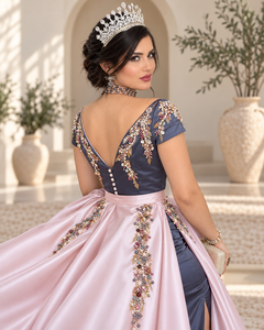 Robe de mariée algérienne maxi élégante bleu ardoise avec col en V, broderies de perles et de cristaux, surjupe en satin rose poudré et manches courtes - Product Image 3