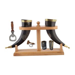 Ensemble de 2 mugs en corne avec support en bois, faits à la main, en corne naturelle, pour bière, vin, shots, mugs de style viking avec ouvre-bouteille - Product Image 1