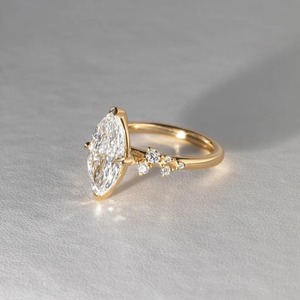 Bague en or jaune 14 carats avec diamant de laboratoire taille marquise 2,50 carats et pierres latérales en grappe – Vente en gros - Product Image 3