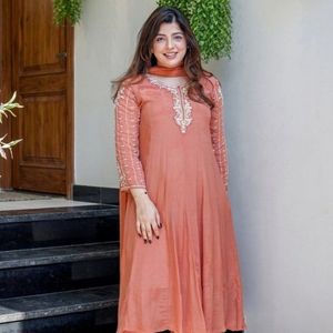 Ensemble de robe Anarkali en tissu de verre pur pour femmes, travail manuel, col et manches, 3 pièces, tenue de fête ethnique avec dupatta - Product Image 2