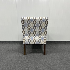 Chaise de salon en finition géométrique grise et crème Chaise d'appoint rembourrée au design classique - Product Image 4