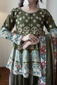 Elegante Conjunto Moderno de Top Chinnon y Pantalón Palazzo con Dupatta a Juego y Bordado de Lentejuelas para Bodas/Graduaciones - Product Image 6