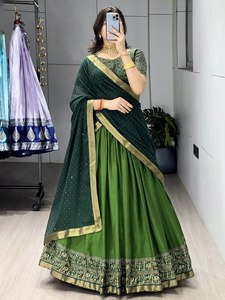 Ensemble Lehenga Choli en coton vert Mul Mul pour femme, broderie à bordure dorée, longueur ras du sol, tenue traditionnelle indienne pour mariage, séchage rapide, toutes saisons - Product Image 1