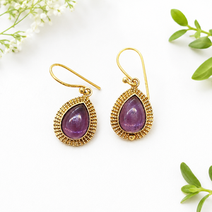 Boucles d'oreilles pendantes en laiton et améthyste, pierre précieuse violette, bijoux en gros - Product Image 1