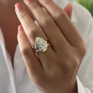 Ensemble de mariage UNIQUE avec diamant de laboratoire taille poire de 5 carats, serti à griffes, style Art Déco en or jaune, comprenant une bague de fiançailles et une alliance - Product Image 5