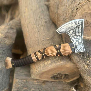 Hache à barbe de style industriel d'inspiration nordique de haute qualité avec manche en bois sculpté et tête en acier détaillée pour collection et exposition - Product Image 3