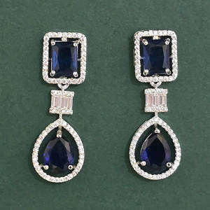 Boucles d'oreilles pendantes Kanhai Jewels pour femme avec zircon taille princesse, base en laiton plaqué rhodium - Fabriqué au Maharashtra Modèle 443967 - Product Image 2