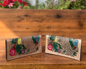 Nuevas carteras plegables de cuero hechas a mano reales, carteras diseñadas para mujeres, carteras elegantes únicas de cuero con herramientas de Venta caliente - Product Image 5