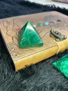 Pirámide de Malaquita Verde Natural Tallada, Productos Espirituales para la Sanación y Energía del Amor, la Mejor Calidad de Gujarat, Venta al Por Mayor - Product Image 2