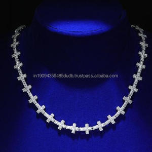 Chaîne à maillons croisés en argent sterling 925 unique, ornée de diamants de laboratoire, pour un bijou moderne et tendance. - Product Image 1