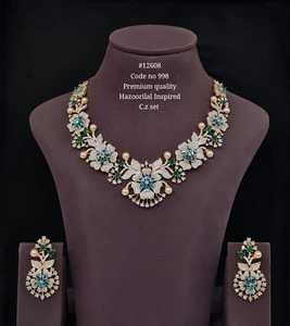 Parure de bijoux de mariée 12608 : Collier et boucles d'oreilles en laiton plaqué imitation saphir avec zircone cubique florale pour mariage et fête - Product Image 2