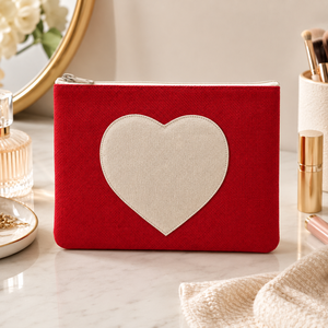 Pochette de maquillage en jute laminée rouge avec logo personnalisé, 22,5x15 cm, patch cœur, fermeture éclair, trousse de toilette de voyage, vente en gros, OEM, ODM, usine - Product Image 5