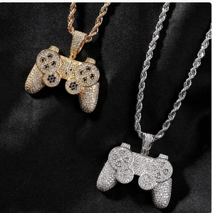 Colgante de Lujo Chapado en Oro con Diseño de Control de Videojuegos y Alas, con Diamantes de Moissanita, Joyería Iced Out, Venta al por Mayor - Product Image 3