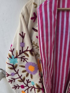 เสื้อผ้าฝ้ายกำมะหยี่สีน้ำเงินสำหรับฤดูหนาว งานฝีมือคุณภาพสูง ระบายอากาศได้ดี เป็นมิตรกับสิ่งแวดล้อม แขนยาว ลายปักดอกไม้สไตล์ดั้งเดิม เหมาะสำหรับกิจกรรมกลางแจ้ง - Product Image 3