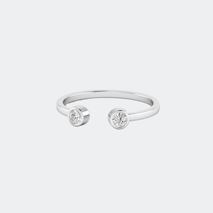 แหวนมินิมอลทรงกลม 0.20 กะรัต ฝังเพชรสองเม็ดแบบ Cuff Setting - Product Image 5