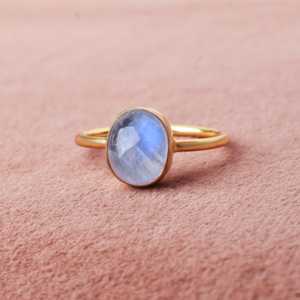 Anillo de Piedra Lunar Arcoíris Azul Natural de Alta Calidad al por Mayor, Anillo Ovalado con Bisel Chapado en Oro, Joyería Fina para Mujer, OEM ODM - Product Image 5