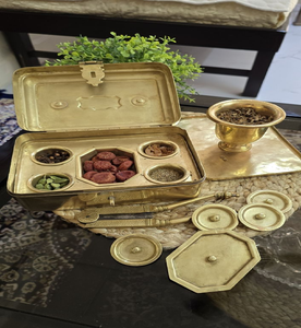 Pandan rectangular clásico de latón con bandeja dividida para preparar nueces de betel. Disponible a precios de mayorista. - Product Image 4