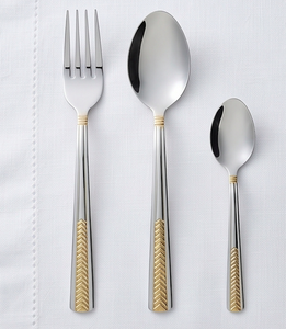 Ensemble de couverts en acier inoxydable argenté et doré, collection de vaisselle haut de gamme, élégante pour une cuisine et une salle à manger modernes - Product Image 1