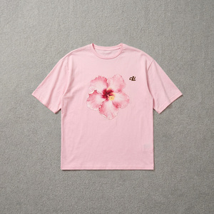 Camiseta de mujer con estampado floral, cuello redondo, manga corta, de algodón suave, estilo oversize, con estampado de flores, personalizada con DTG, moda boutique. - Product Image 3