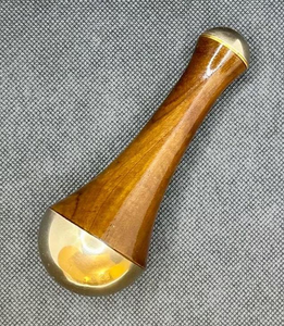 Masseur en bois de Kansa brun naturel poli double face avec manche en teck pour la détoxification corporelle, la relaxation profonde, haute qualité - Product Image 1