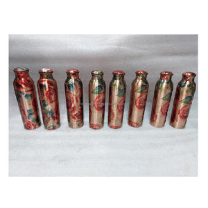 Botella de agua de cobre puro diseñada para uso diario que apoya el equilibrio natural de la hidratación y los hábitos de bienestar. - Product Image 3